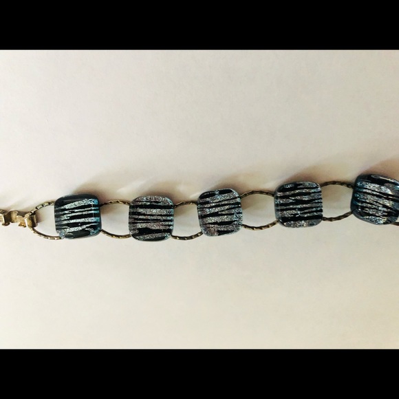 Beautiful Ladies SilverTone Link Bracelet with stone embellishment. - Picture 7 of 7